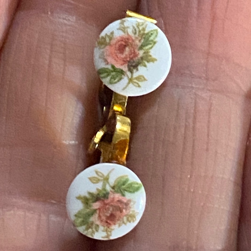 Vintage hand painted rose ceramic gold toned clip on earrings